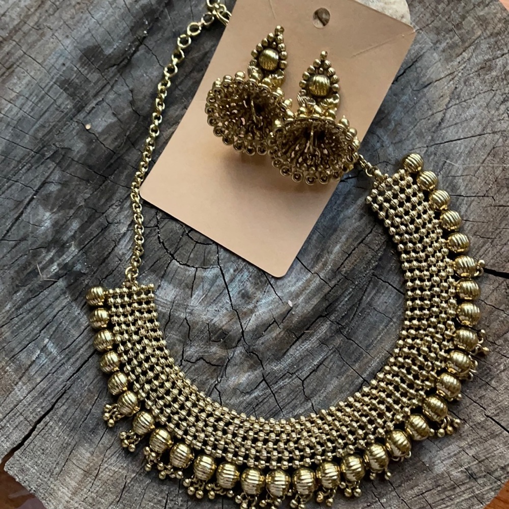 Dazzling Gold Choker Necklace and Earrings 🤩